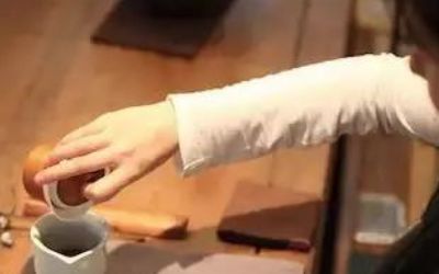 三才蓋碗的正確拿法，三才蓋碗抓碗法圖解