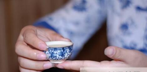 女士喝茶的手勢，女人正確喝茶手勢姿勢圖