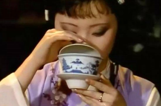 女士喝茶優(yōu)雅姿勢，女士正確喝茶姿勢禮儀