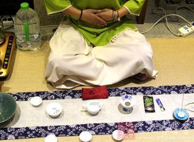 女士喝茶的手勢，女人正確喝茶手勢姿勢圖