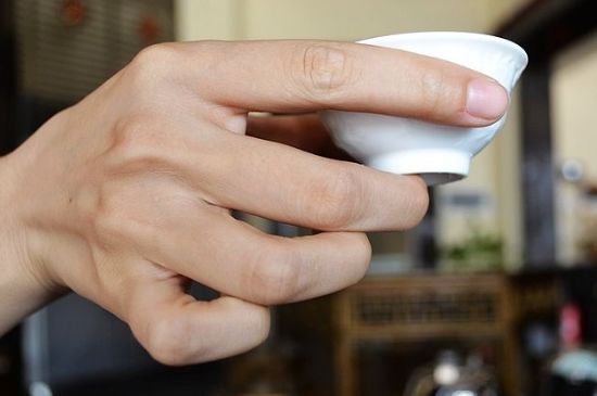 女士喝茶的手勢，女人正確喝茶手勢姿勢圖