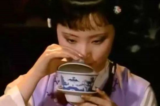 女士喝茶優(yōu)雅姿勢，女士正確喝茶姿勢禮儀