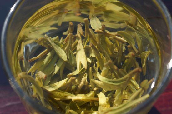 安吉白茶冷藏好還是冷凍好？這個(gè)需要根據(jù)存放時(shí)間來(lái)選擇