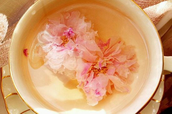 玫瑰花茶的功效與作用，堅(jiān)持喝一個(gè)月玫瑰花茶會(huì)怎樣？