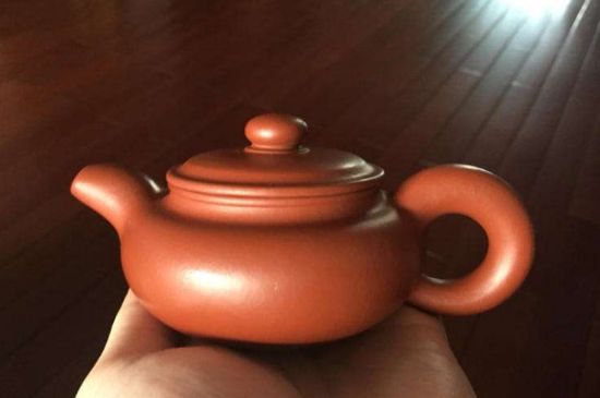 朱泥<a href=http://m.cikucha.com/chaju/zisha/ target=_blank class=infotextkey>紫砂壺如何開壺</a>，朱泥壺日常泡茶養(yǎng)護