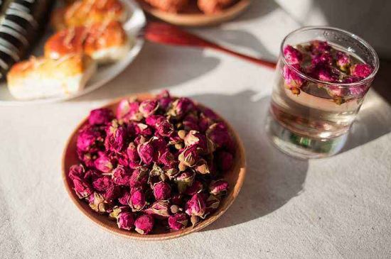 玫瑰花茶的功效與作用，堅(jiān)持喝一個(gè)月玫瑰花茶會(huì)怎樣？