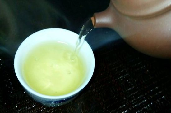 一天什么時(shí)候喝黑茶最好，喝黑茶一天最佳時(shí)間和季節(jié)