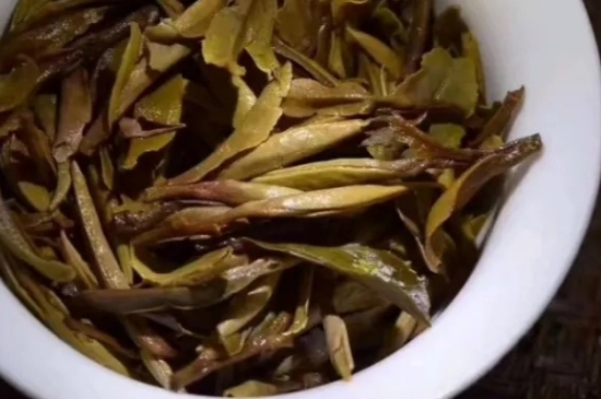 老白茶上火還是去火？夏季喝煮的老白茶會(huì)容易上火！