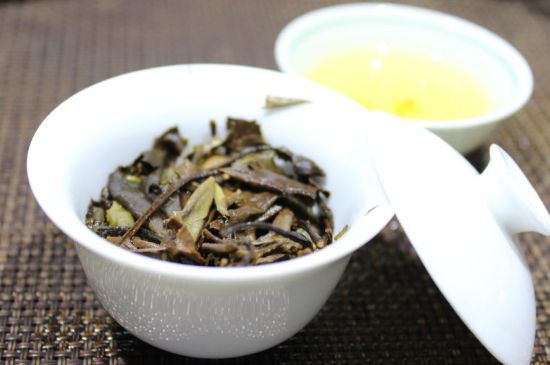 怎么撬老白茶茶餅不容易碎，福鼎白茶如何撬茶方法