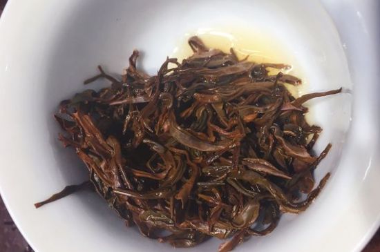 女人喝紅茶好還是喝普洱茶好，普洱茶和紅茶哪個(gè)適合女人喝