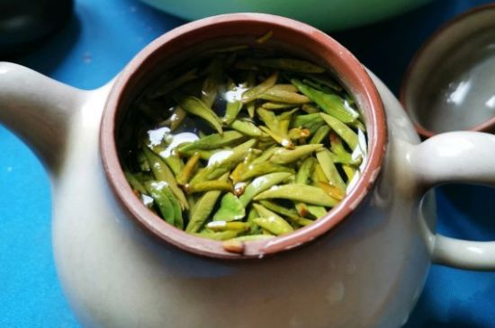 龍井茶放二年了能喝嗎，過期龍井茶的妙用！