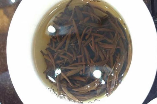 女人喝金駿眉的好處和壞處，女性喝金駿眉可減肥養(yǎng)顏