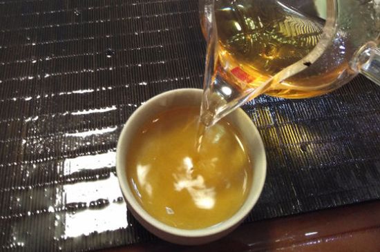 女人喝金駿眉的好處和壞處，女性喝金駿眉可減肥養(yǎng)顏