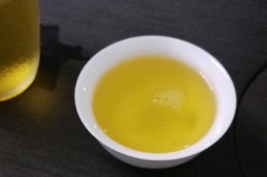 女人喝金駿眉的好處和壞處，女性喝金駿眉可減肥養(yǎng)顏