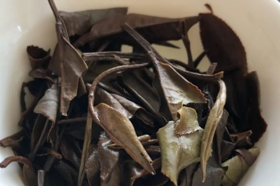 老白茶上火還是去火？夏季喝煮的老白茶會(huì)容易上火！